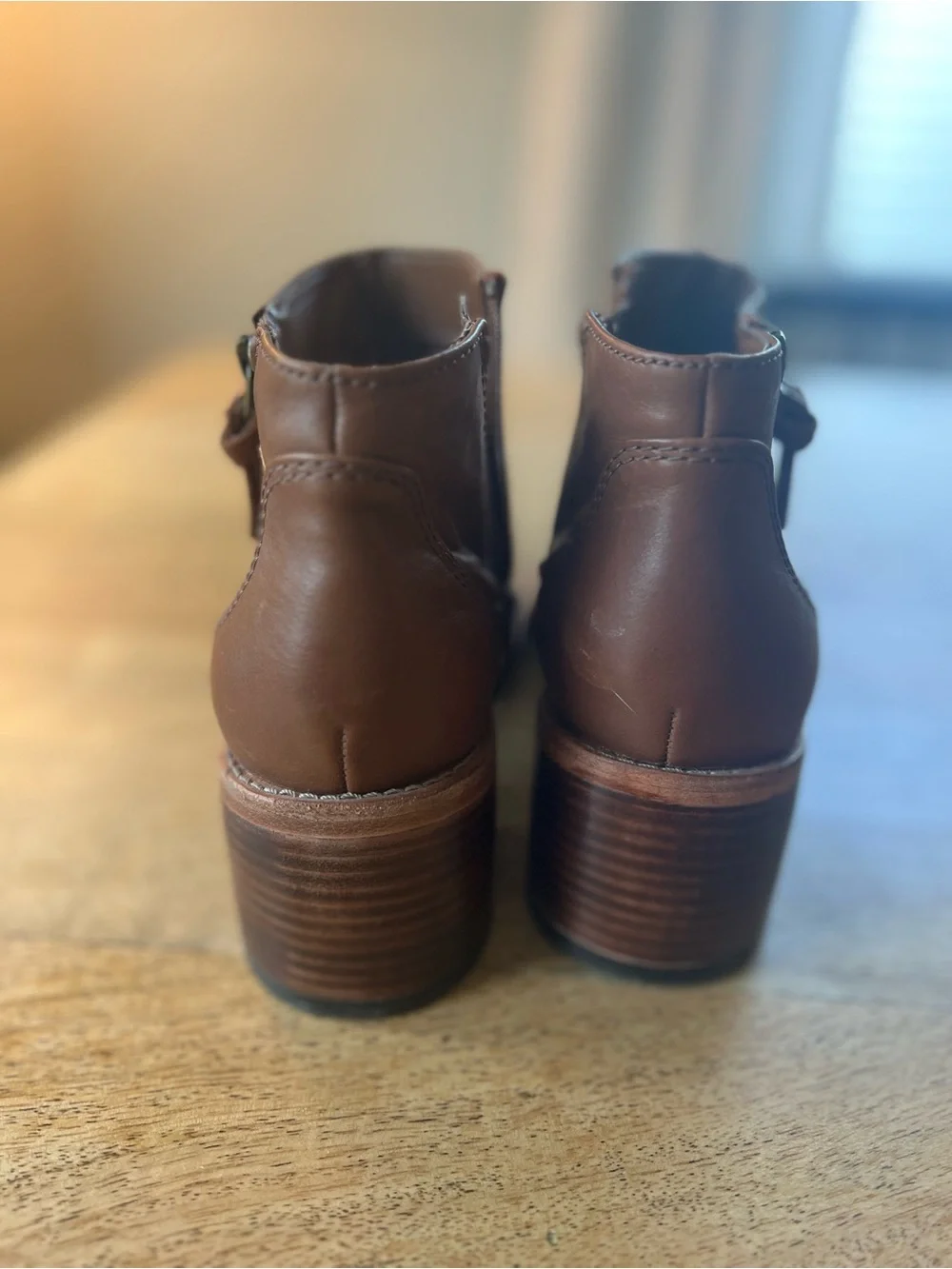 Clark’s Women’s Brown Leather Ankle Boots - Stylish Zip-Heel Design size 5.5
